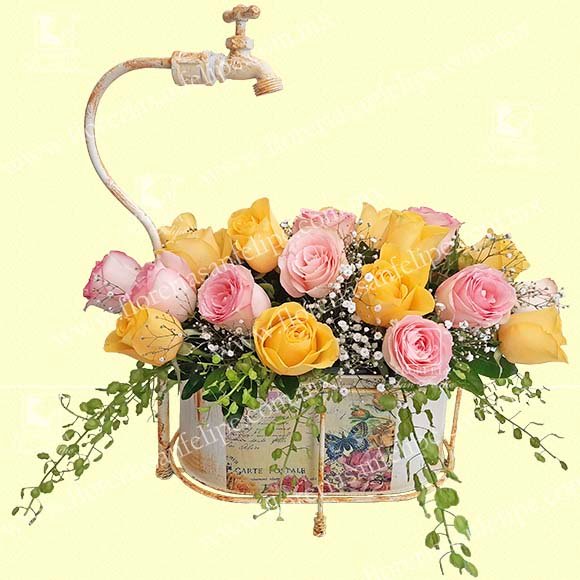 Bañera Vintage Con 25 Rosas Rosas y Amarillas